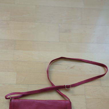 Rote Clutch