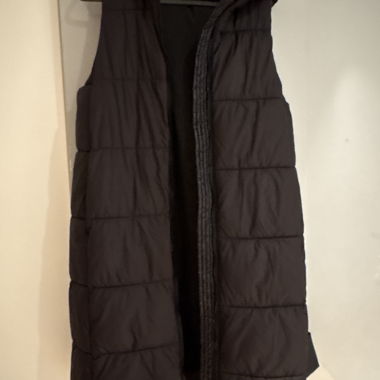 Gilet lungo imbottito nero con cappuccio