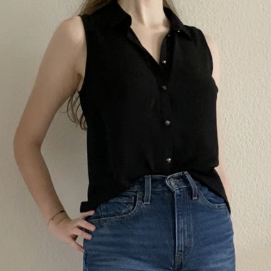Schwarzes, ärmelloses Shirt mit offenem Rücken 