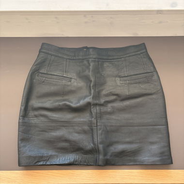 Jupe mini en cuir noir