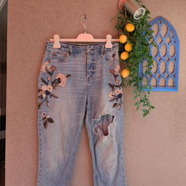 Jeans strappati ricamati floreali Abercrombie
