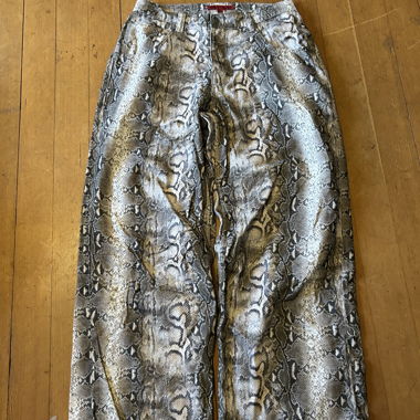 Pantaloni con stampa serpente