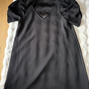 Robe noire manches bouffantes
