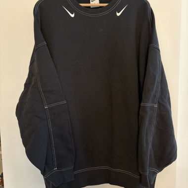 Pull noir Nike avec logos blancs