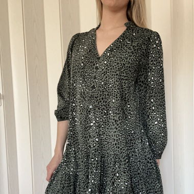 Kleid mit grünem Leo-Muster