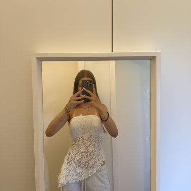 Haut blanc à dentelle sans bretelles de Bershka