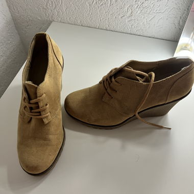 Beige Lace-Up Boots Gr. 36