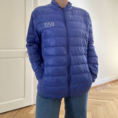 Blauer Windbreaker