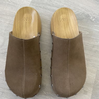 Zoccoli ZARA effetto legno con borchie, Tg. 40