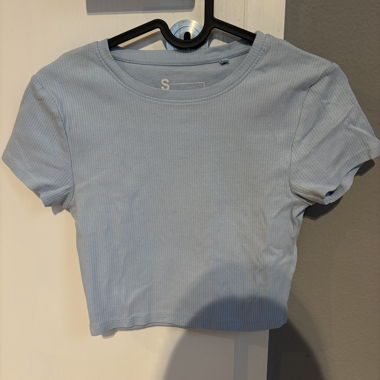 babyblaues Croptop
