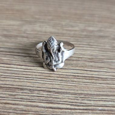 Silver motif ring