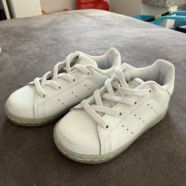 Baskets Adidas blanches pour enfants