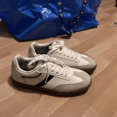 Weisse Basic Sneaker