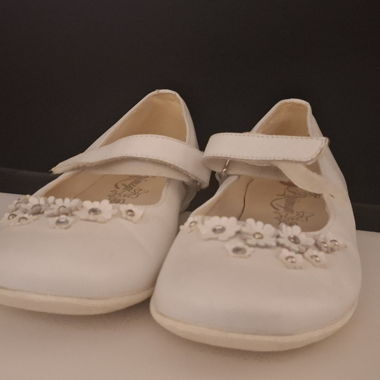 Ballerines blanches à brides et fleurs