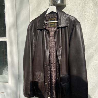 Braune Lederjacke mit Knöpfen