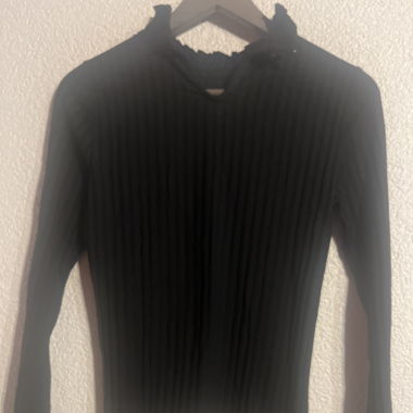 Dünner Pullover mit kleinem Kragen
