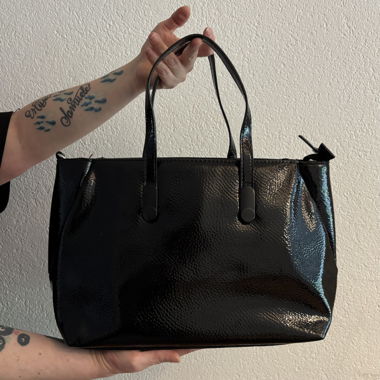 Tote Bag aus glänzendem Kunstleder