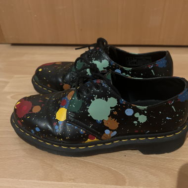  chaussure noire à éclaboussures