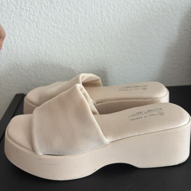 Beige Keilsandalen