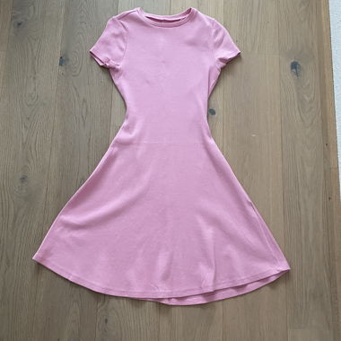 Rosa kurzes Kleid aus Rippstrick