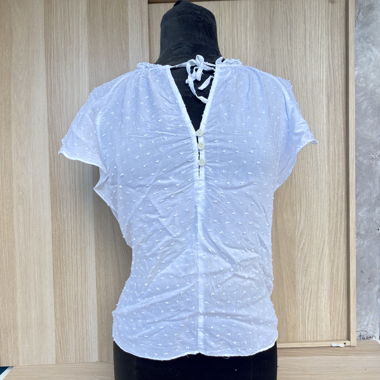 Weiße H&M-Bluse mit strukturierten Punkten