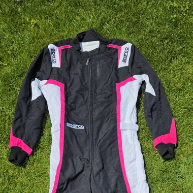 Kart-Rennanzug mit Handschuhen