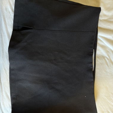 Schwarzer Minirock von Bershka mit integriertem Innen-Shorts