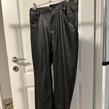 Schwarze Kunstlederhose 