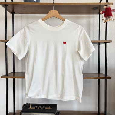 Weisses Herz besticktes T-Shirt