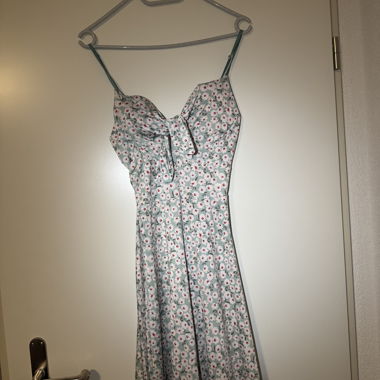 Geblümtes Sommerkleid mit Spaghettiträgern