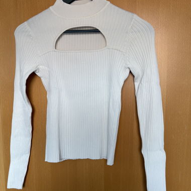 Top bianco a costine con intagli