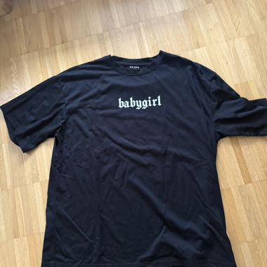 T-shirt nero SHEIN «babygirl»