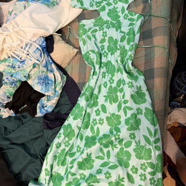 Robe verte à fleurs et dos nu