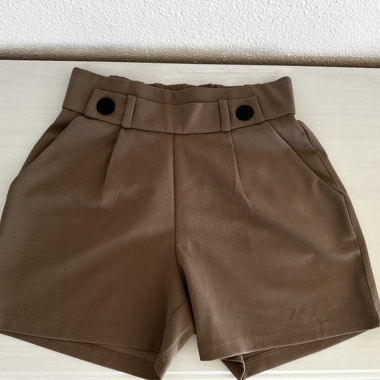 Braune High-Waist Shorts mit Knöpfen