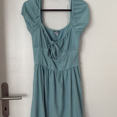 Robe courte bleu pastel à manches courtes