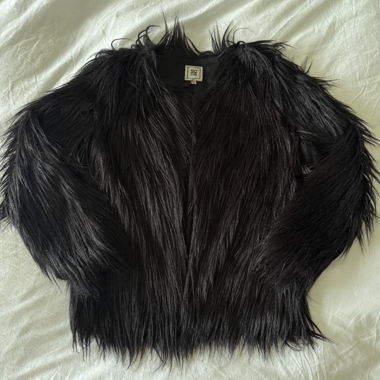 Schwarze Jacke aus Kunstfell