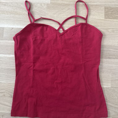 Top rosso a spalline sottili
