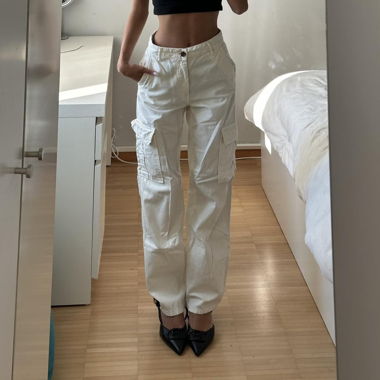 Weisse Cargo-Hose