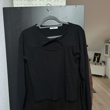 Schwarzes Langarmshirt mit Cut-Out