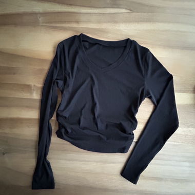Schwarzes Langarmshirt mit V-Ausschnitt