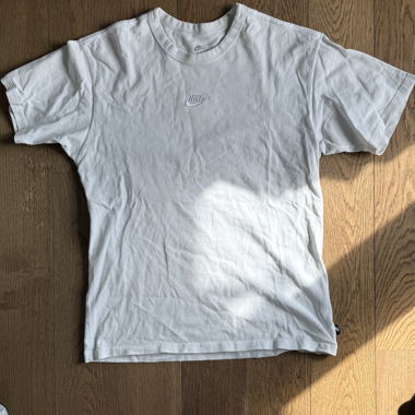 Weisses Nike-T-Shirt
