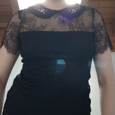 T-shirt style vintage avec dentelle et détails en pierres précieuses