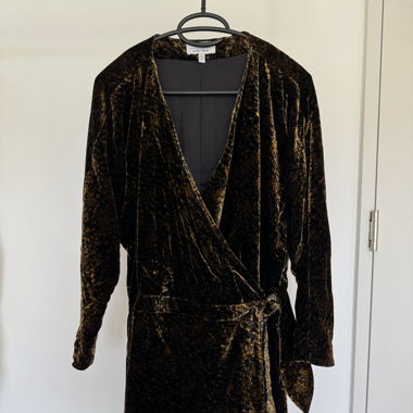 Samtiges Wickelkleid