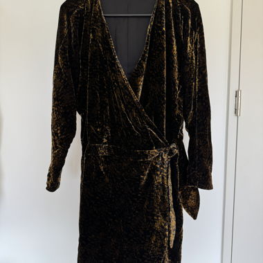 Samtiges Wickelkleid
