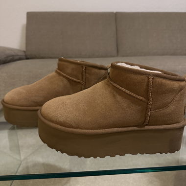 Stivali corti UGG imbottiti con plateau marroni