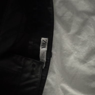 Pantaloni in pelle neri Zara