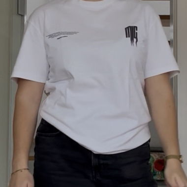 Weisses T-Shirt mit lila Schmetterlingsprint
