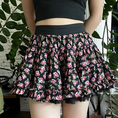 japanisches Vintage: schwarze florale mehrlagige Minirock