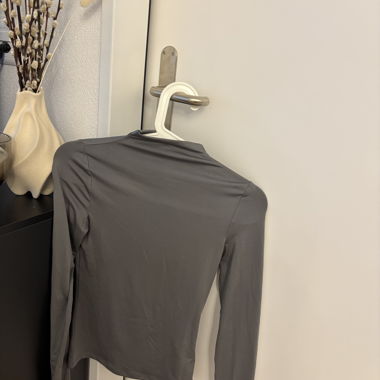 T-shirt gris à manches longues col roulé