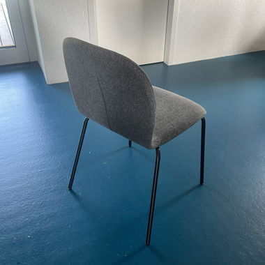 Poltroncina imbottita grigia